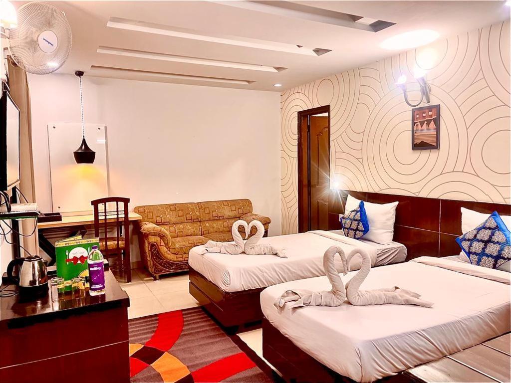 Hotel Queens Tower Amritsar Bagian luar foto